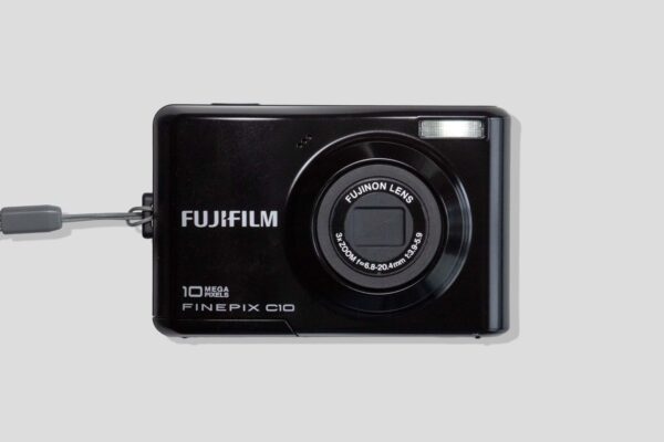 Fujifilm Finepix C10 front photo, digicam digital camera, 10 megapixels built-in flash good for beginner or for professional y2k vintage retro images for sale buy